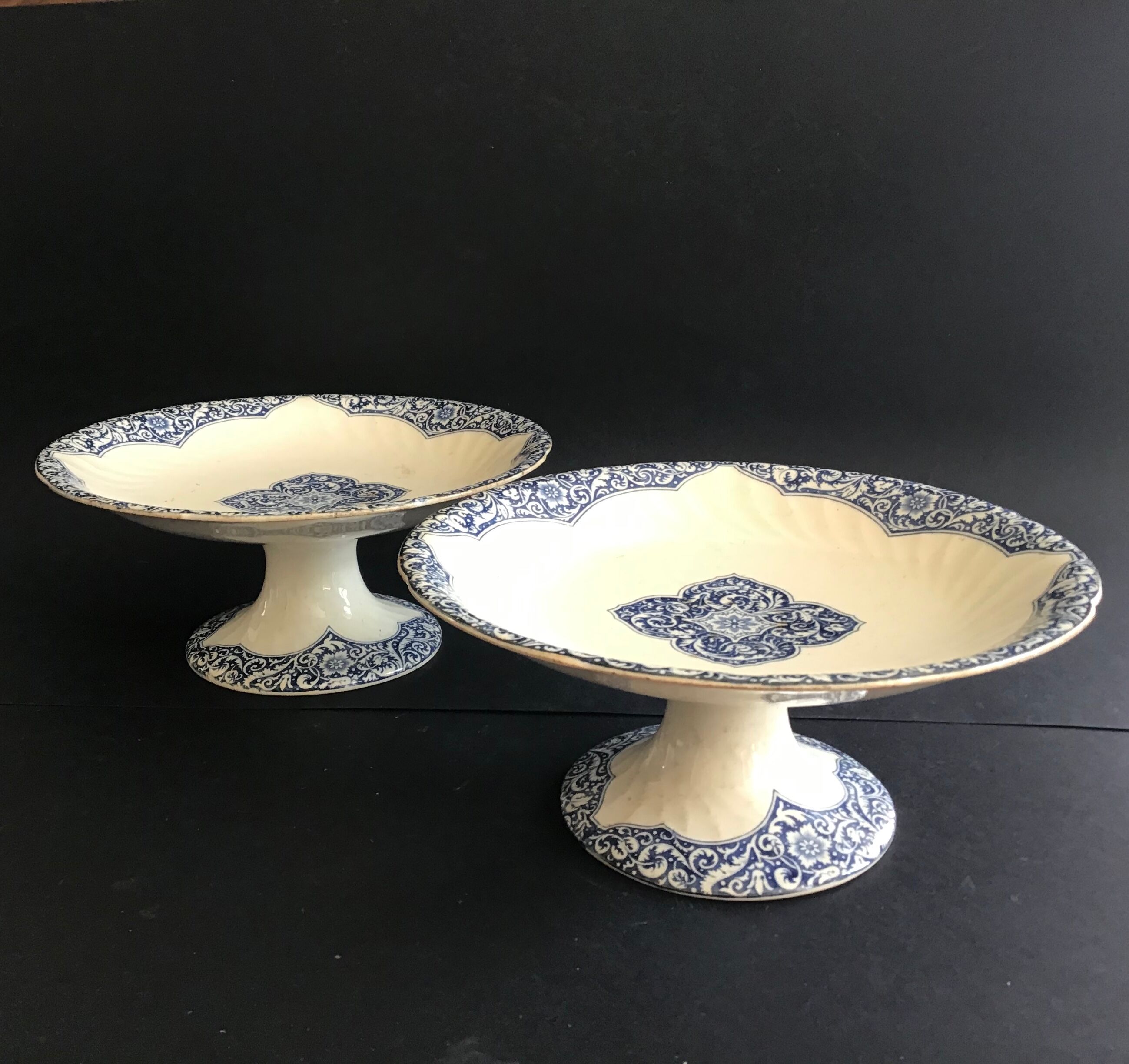 2 coupes sur pied en faïence de Gien