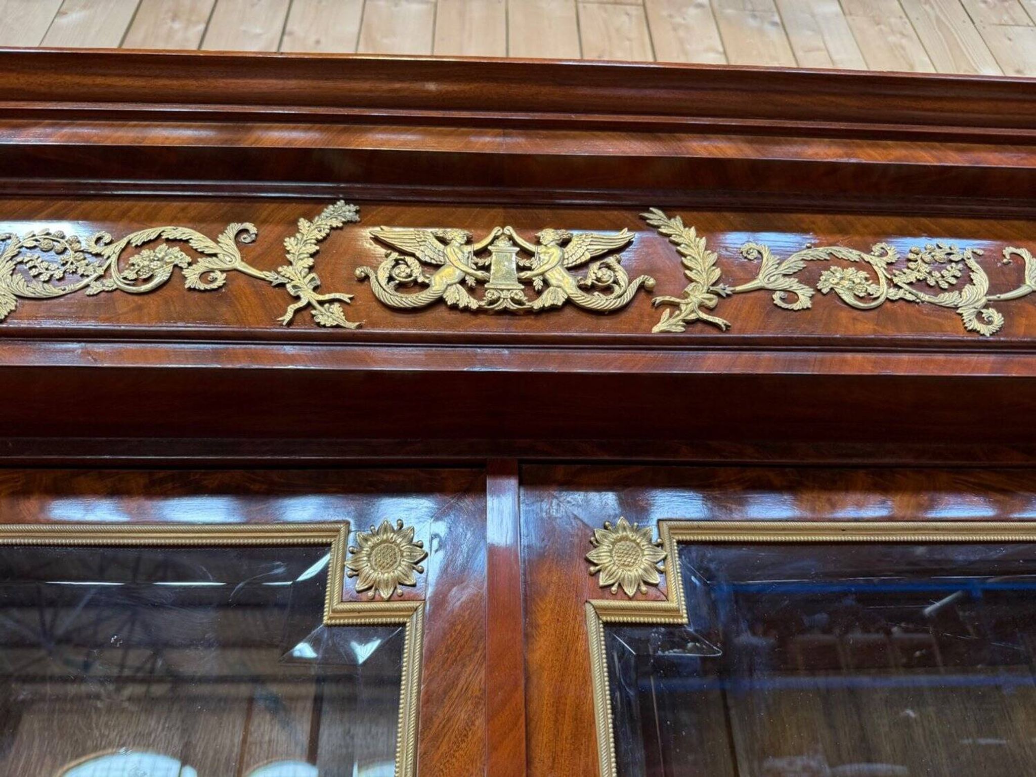 Display cabinet with two doors – Empire period – Mahogany veneer, bronze fittings