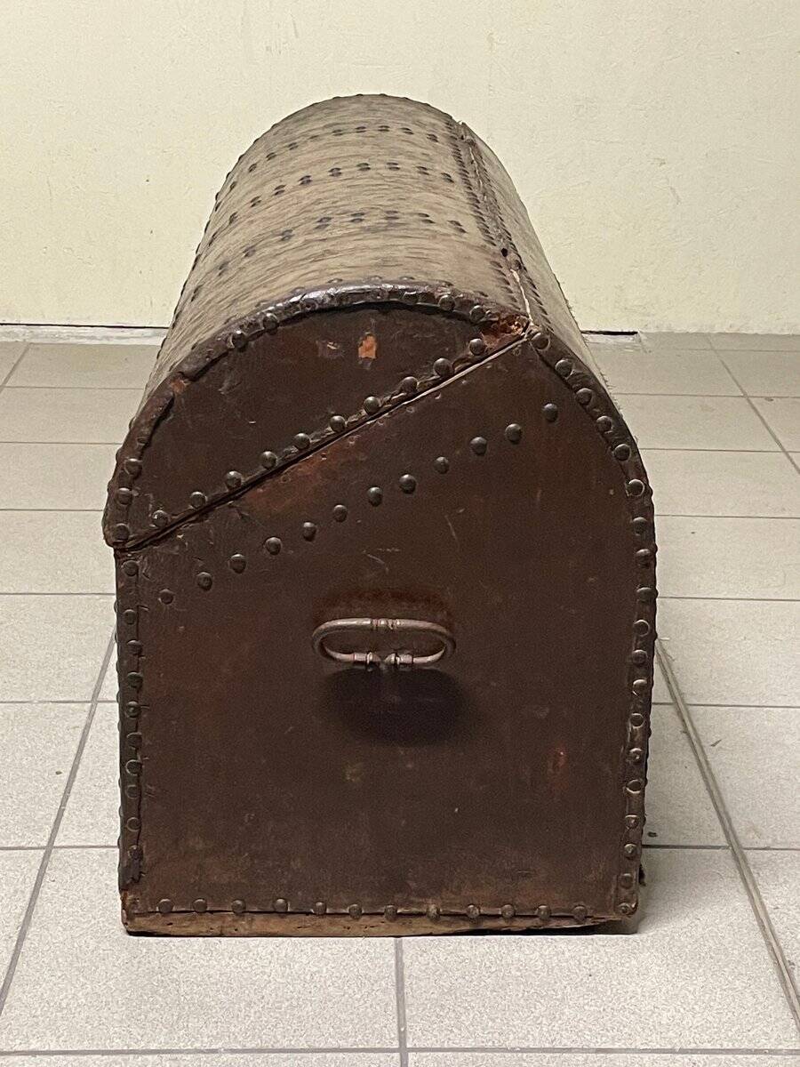 Antico baule da viaggio con borchie, XVIII-XIX secolo