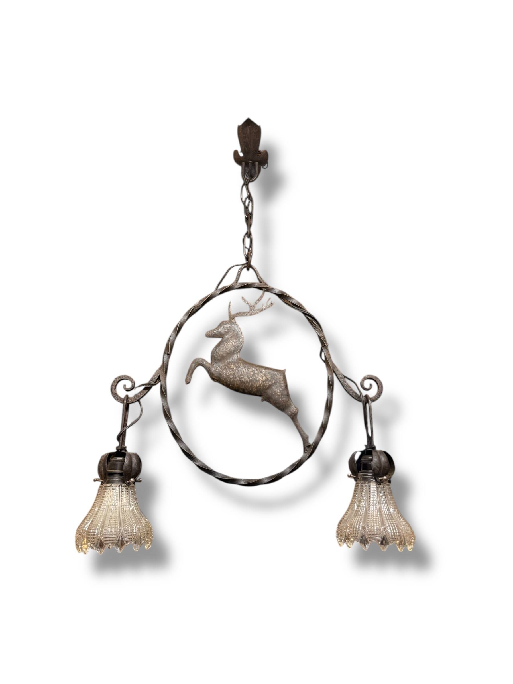 Lustre en fer forgé et verre à décor de cerf