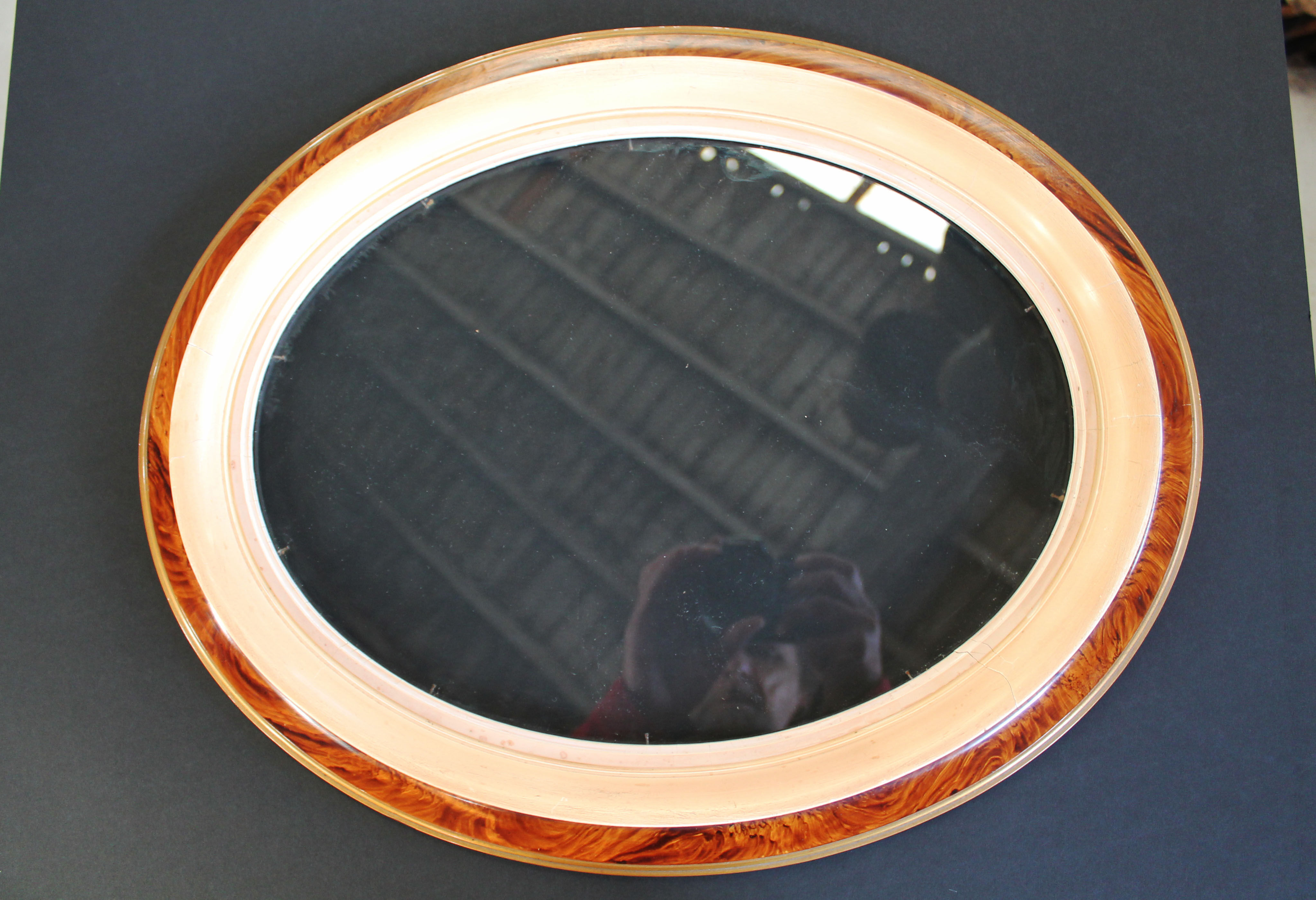 Oval frame "art deco" style