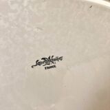 Washbasin and toilet jug in Sarreguemines earthenware.