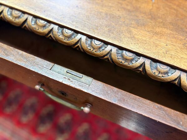 Grand bureau ancien en bois sculpté style Renaissance