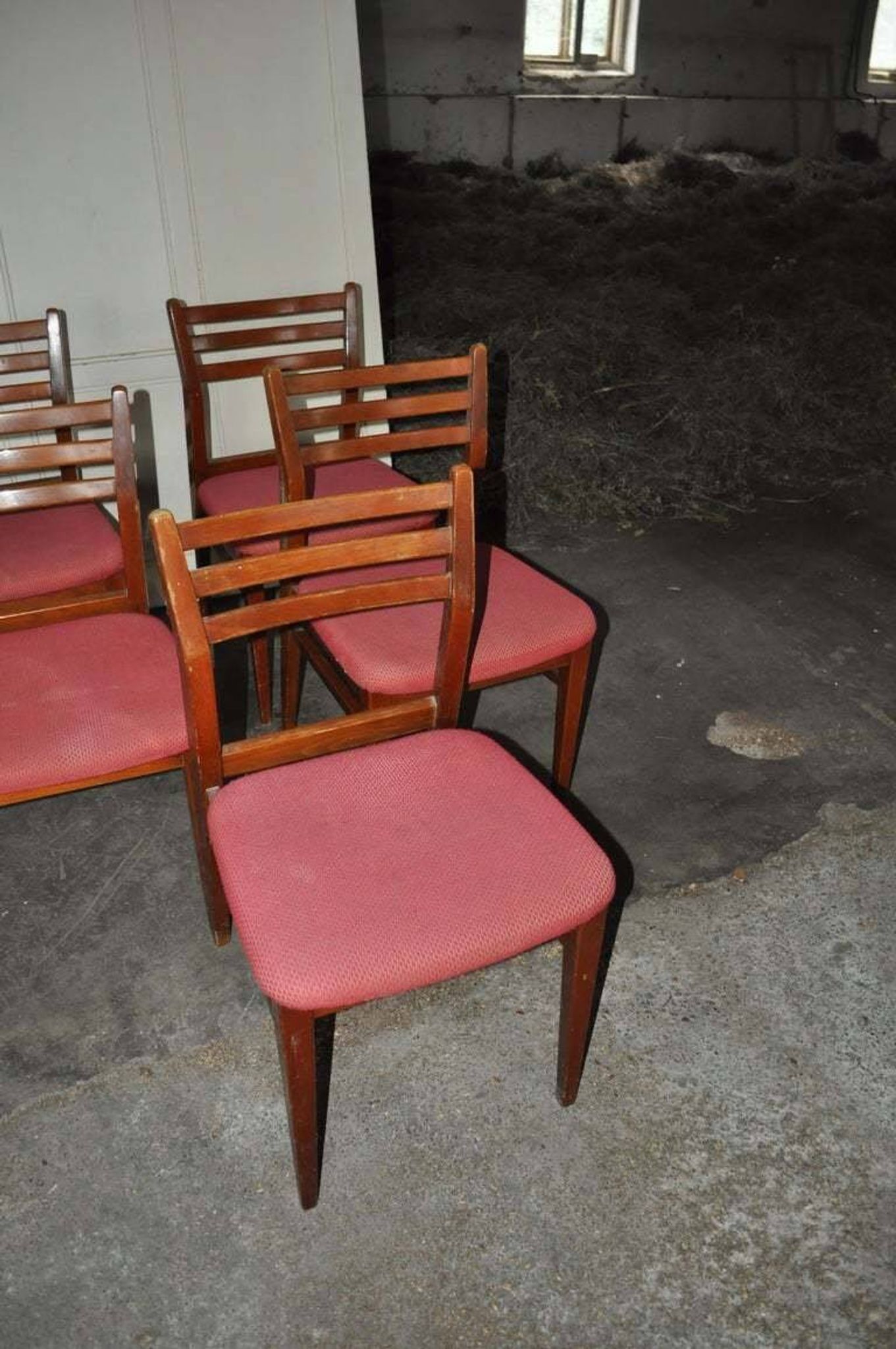 Set of 5 brown wooden chairs from the 70s, with red fabric seats - 2 with armrests.