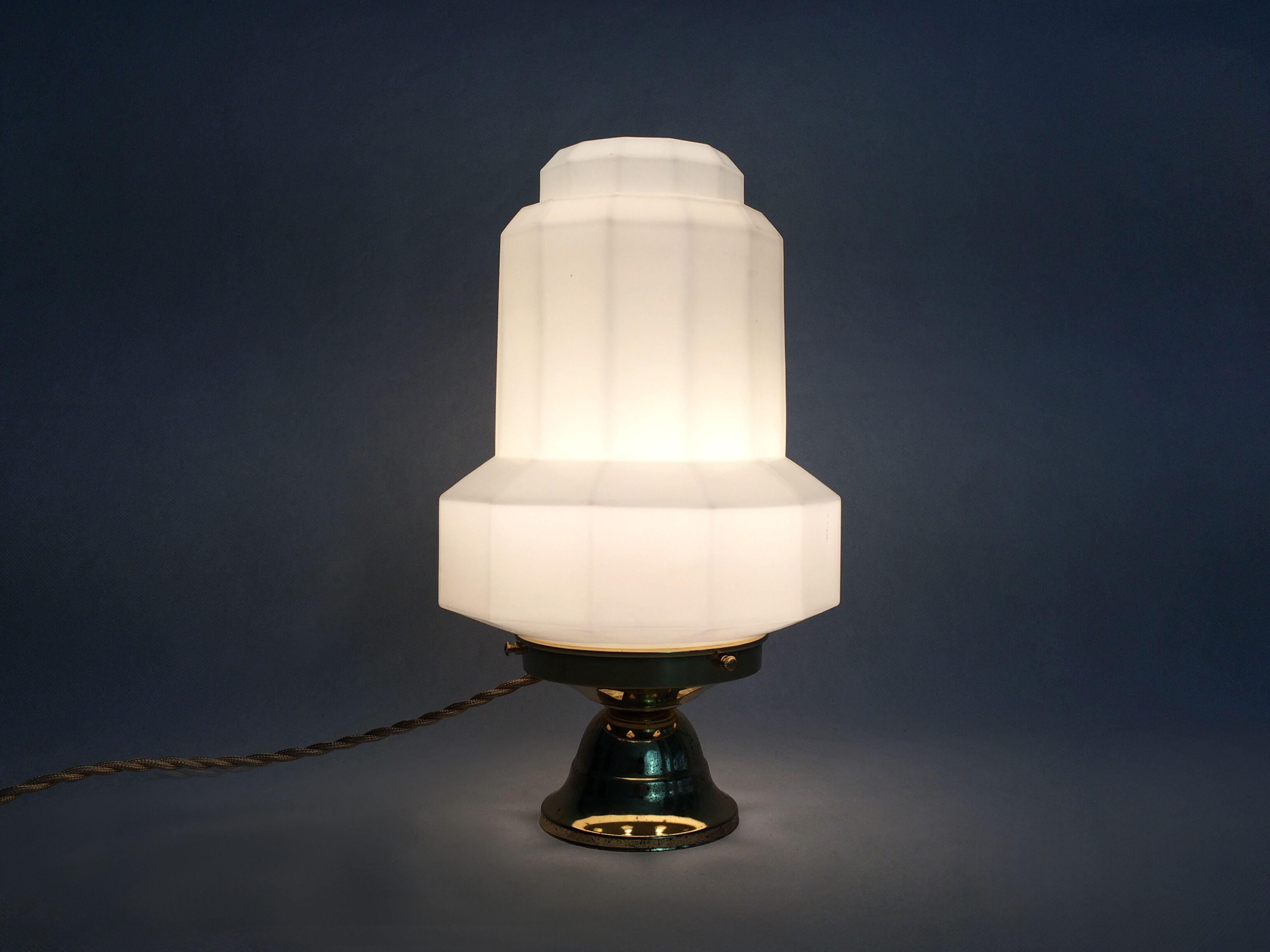 Skyscraper lamp in opaline and brass foot. Globe Art Deco