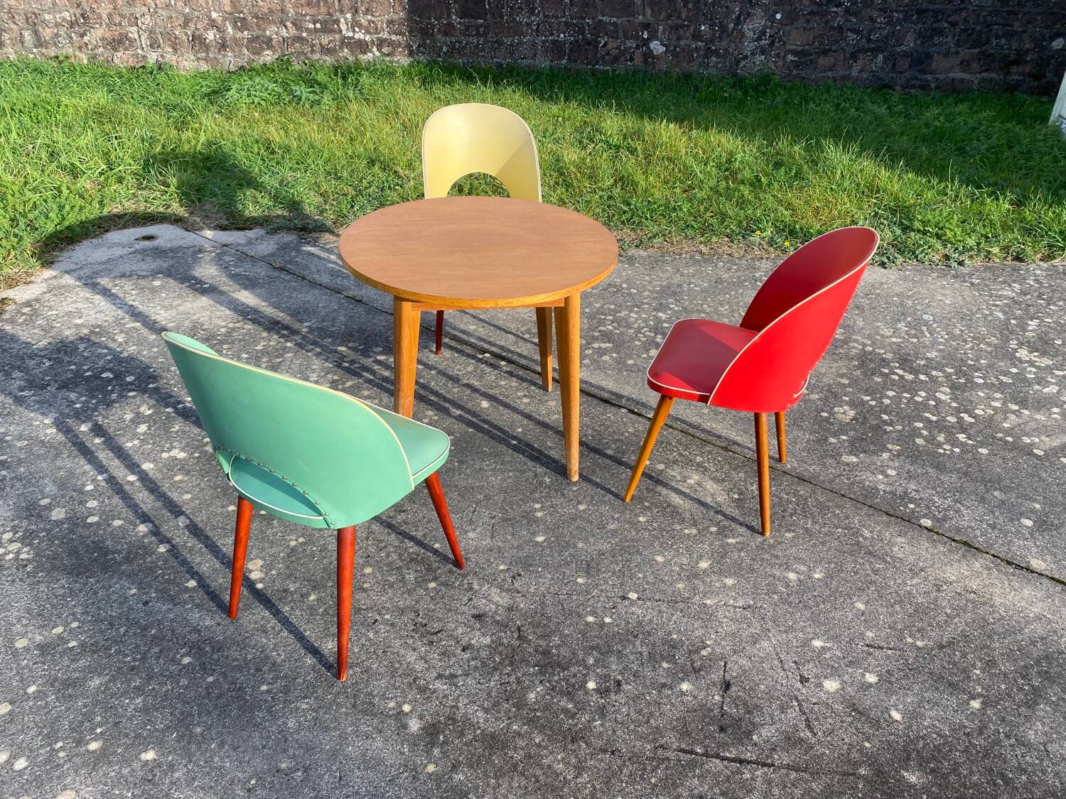 Table and its 3 vintage chairs