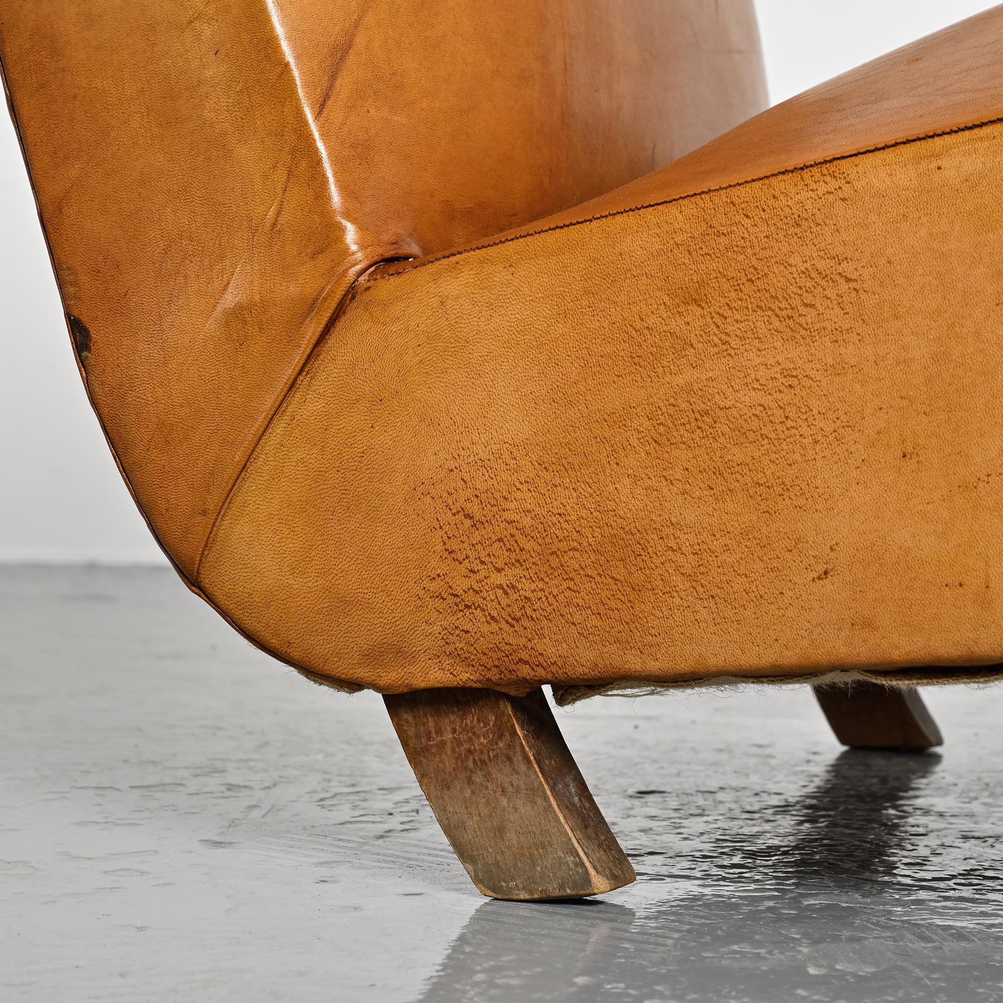 Art Deco club armchair in Havana leather, around 1940.