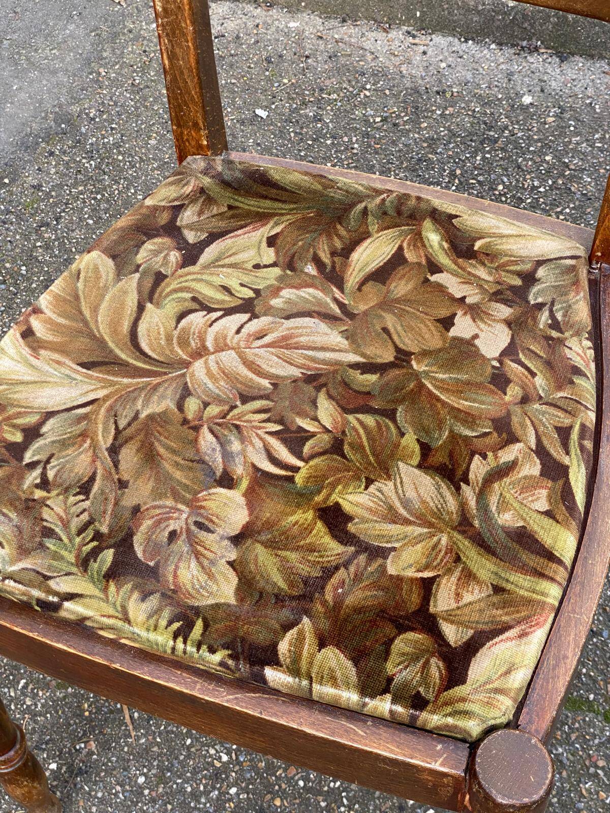 Vintage chair in carved solid wood and velvet fabric.