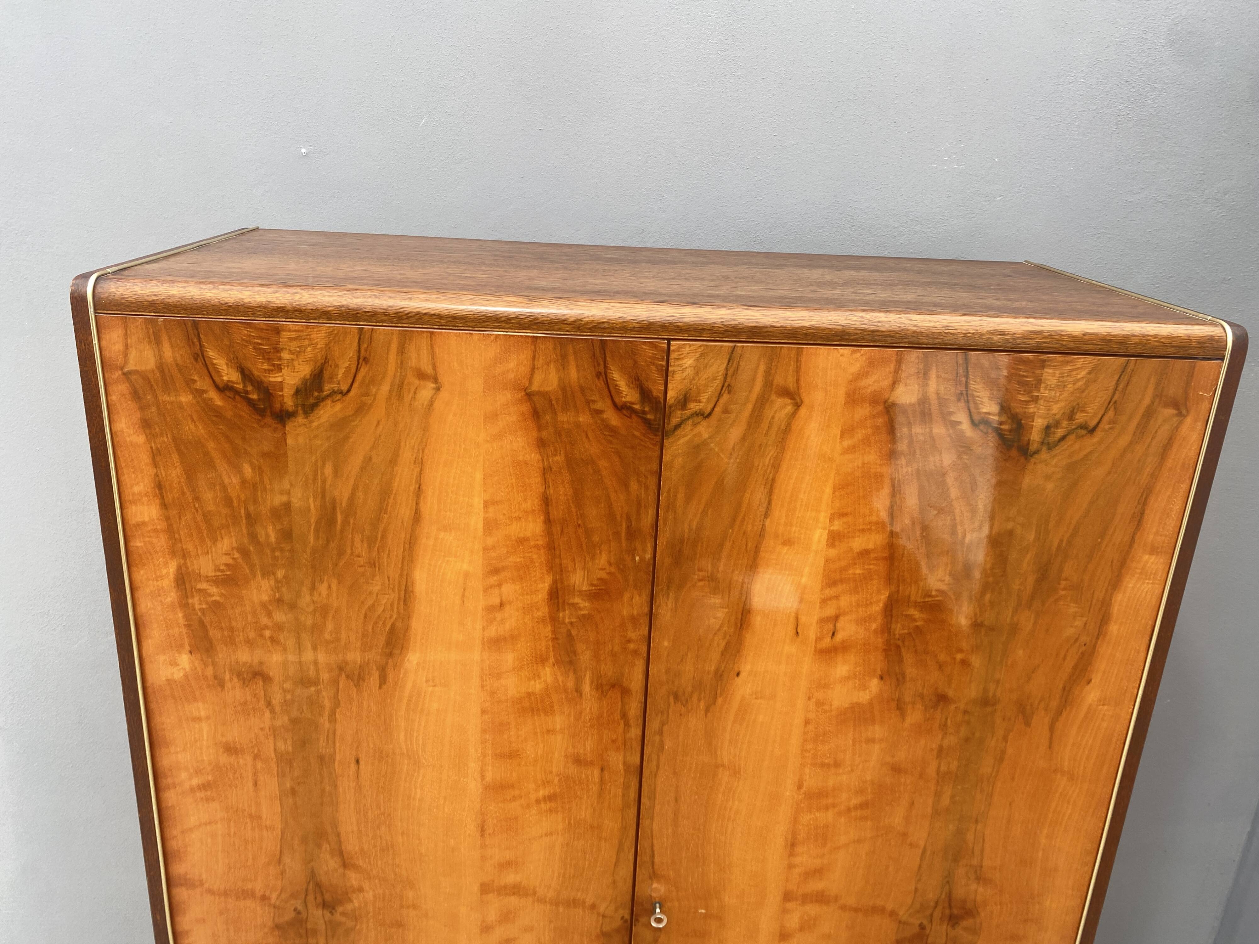 Armoire en noyer de Jitona, années 1970, Tchécoslovaquie