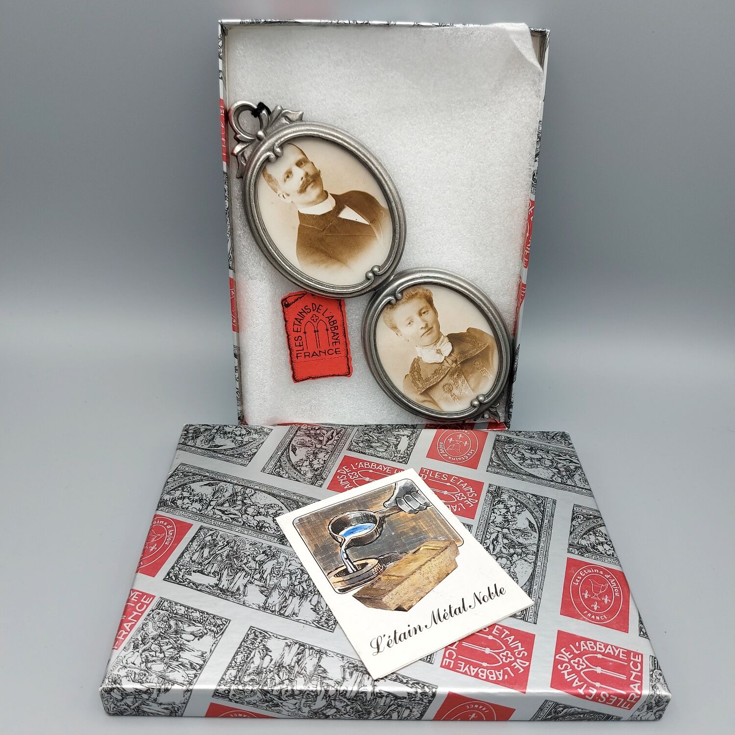 Tin frame The pewter of the abbey