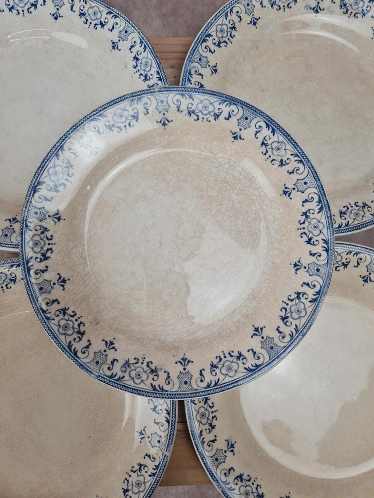 Set of 6 antique flat plates from Creil and Montereau, La Vallières service, 23 cm
