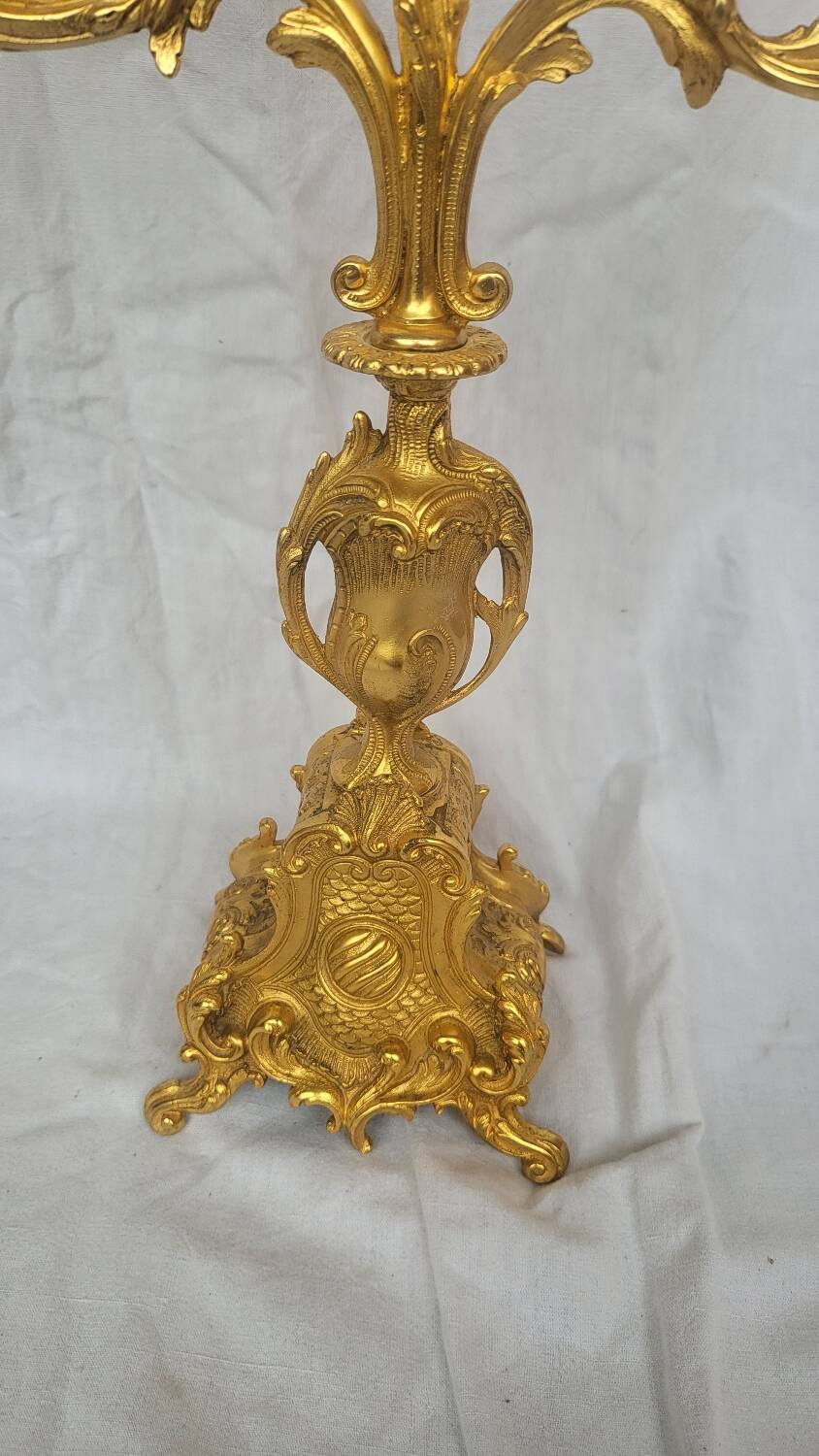 Paire de candélabres anciens en régule doré – style Louis XV – 41 cm