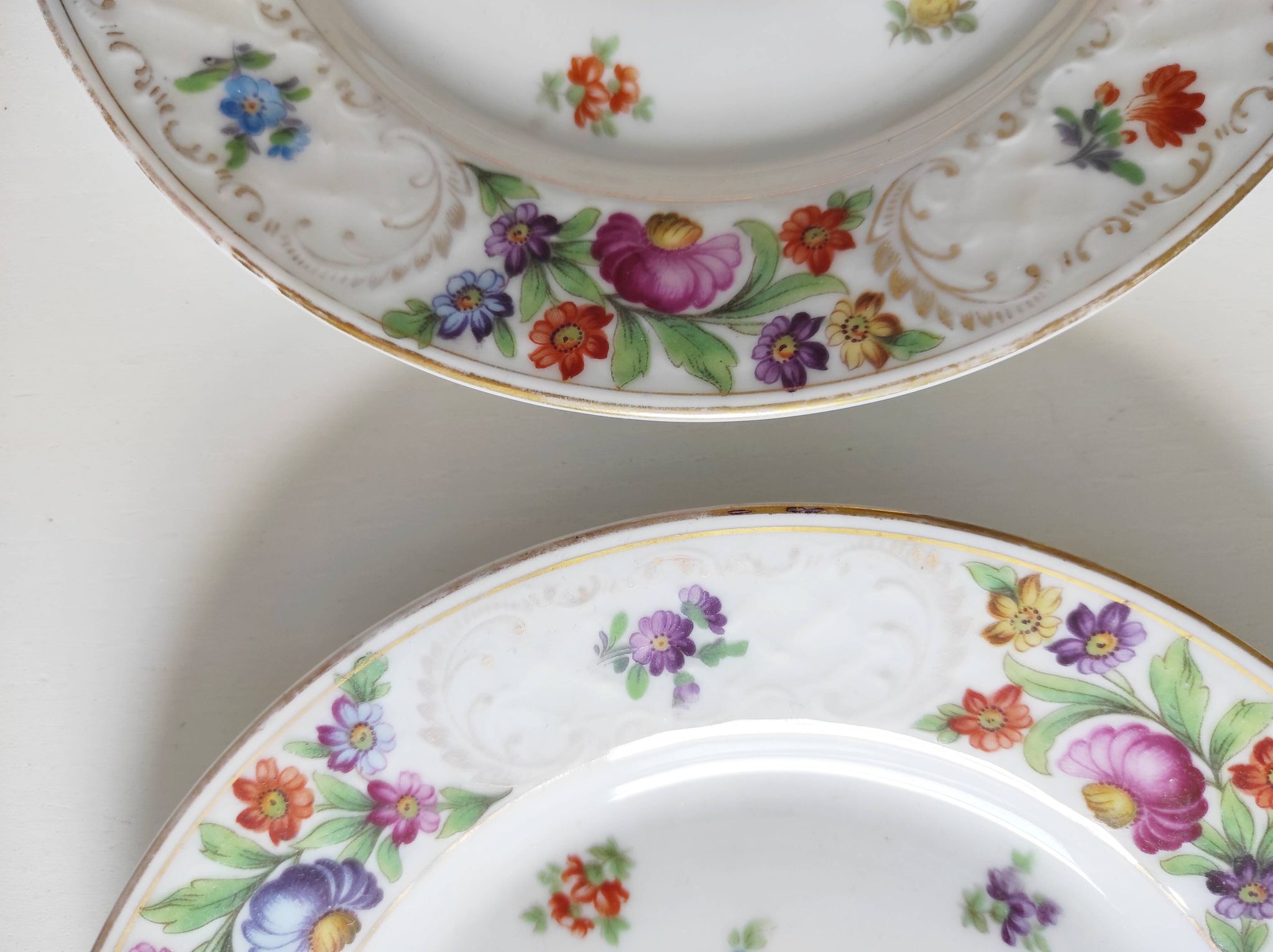 Paire d'assiettes fleuries porcelaine allemande