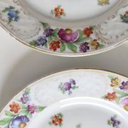 Paire d'assiettes fleuries porcelaine allemande