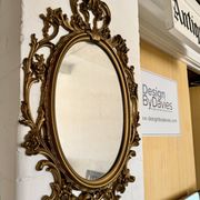 Miroir ovale en or de style baroque par Roberta Wood