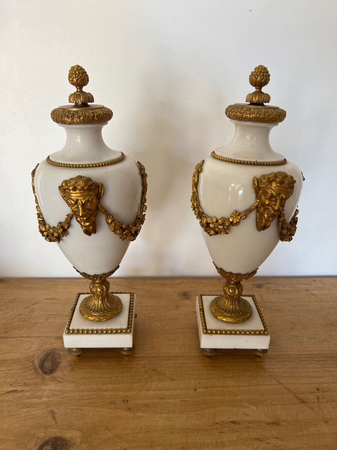 Paire de cassolettes en marbre et bronze de style Louis XVI