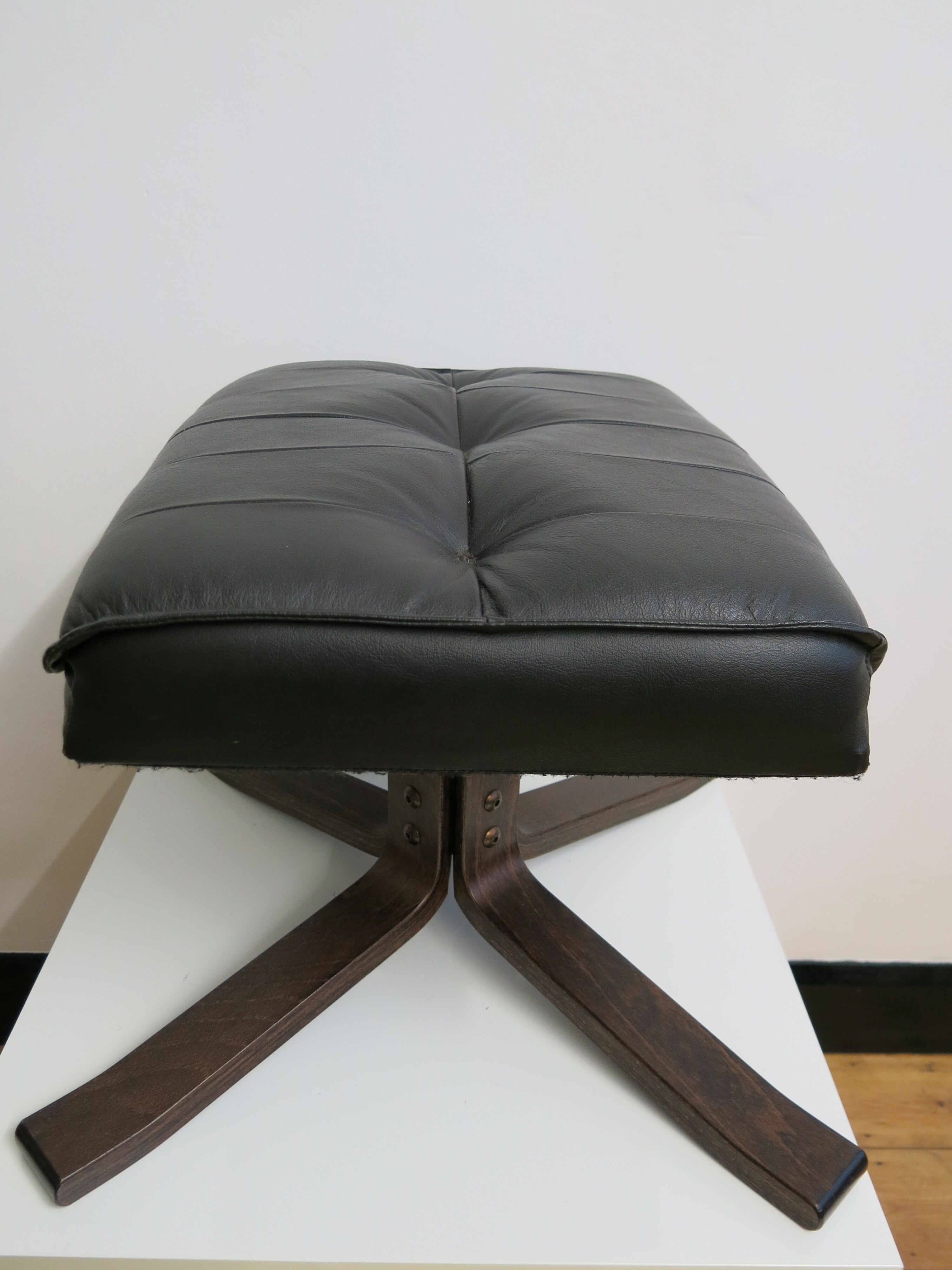 Ottoman Unico in chocolate colored leather