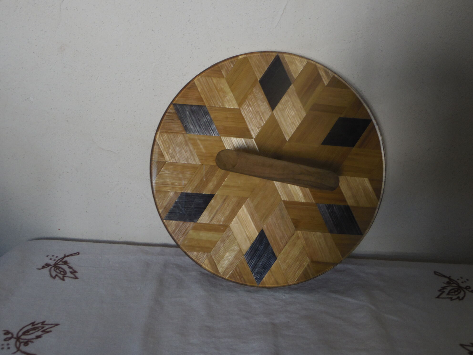 Straw marquetry presentation dish