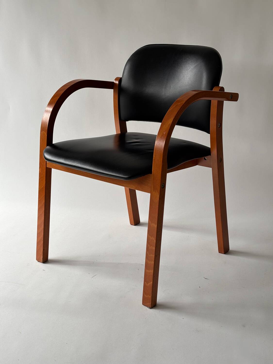 Chaise de bureau bois et Skaï noir 1980