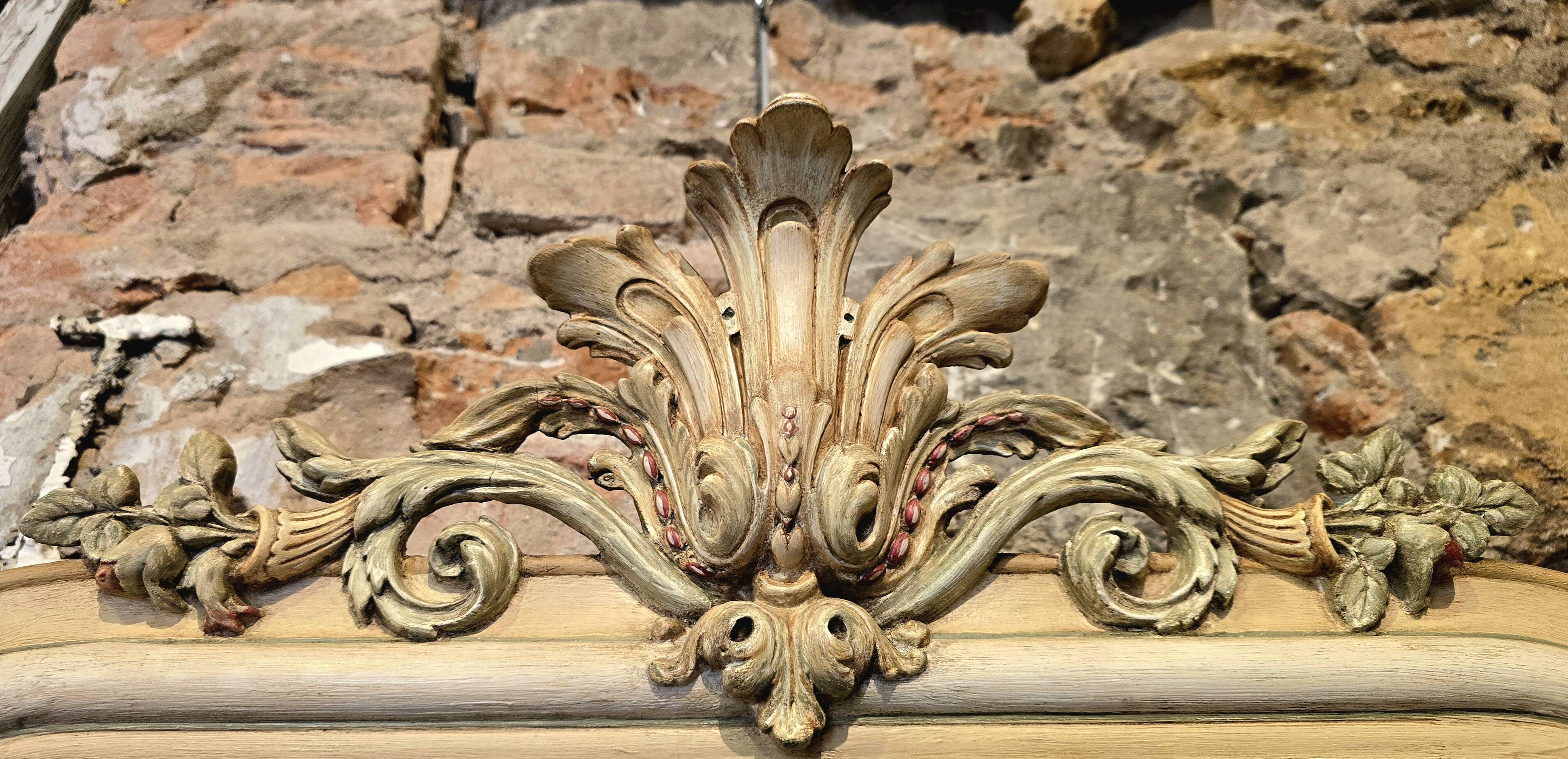 Miroir à fronton sculpté, stuc et bois peint de style Napoléon III - début