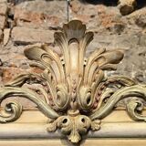 Miroir à fronton sculpté, stuc et bois peint de style Napoléon III - début