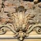 Miroir à fronton sculpté, stuc et bois peint de style Napoléon III - début