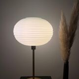 Lampe de table réalisée avec un globe ancien en verre blanc strié et un pied doré