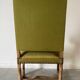 Fauteuils tapissés vert olive, cloutés