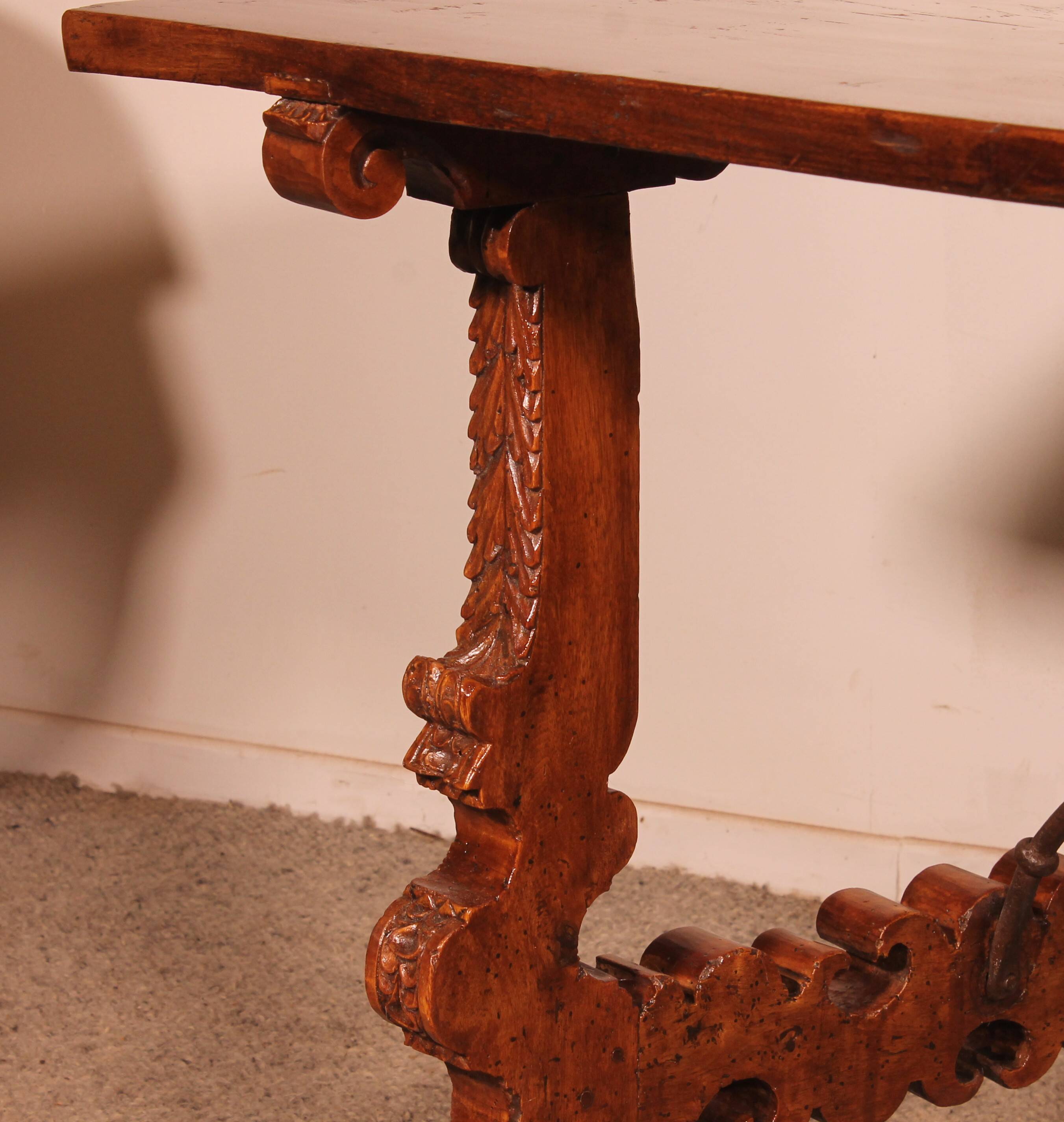 Spanish Renaissance Table In Blond Walnut - 17th Century