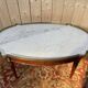 Table basse bouillotte à oreilles de style Louis XVI