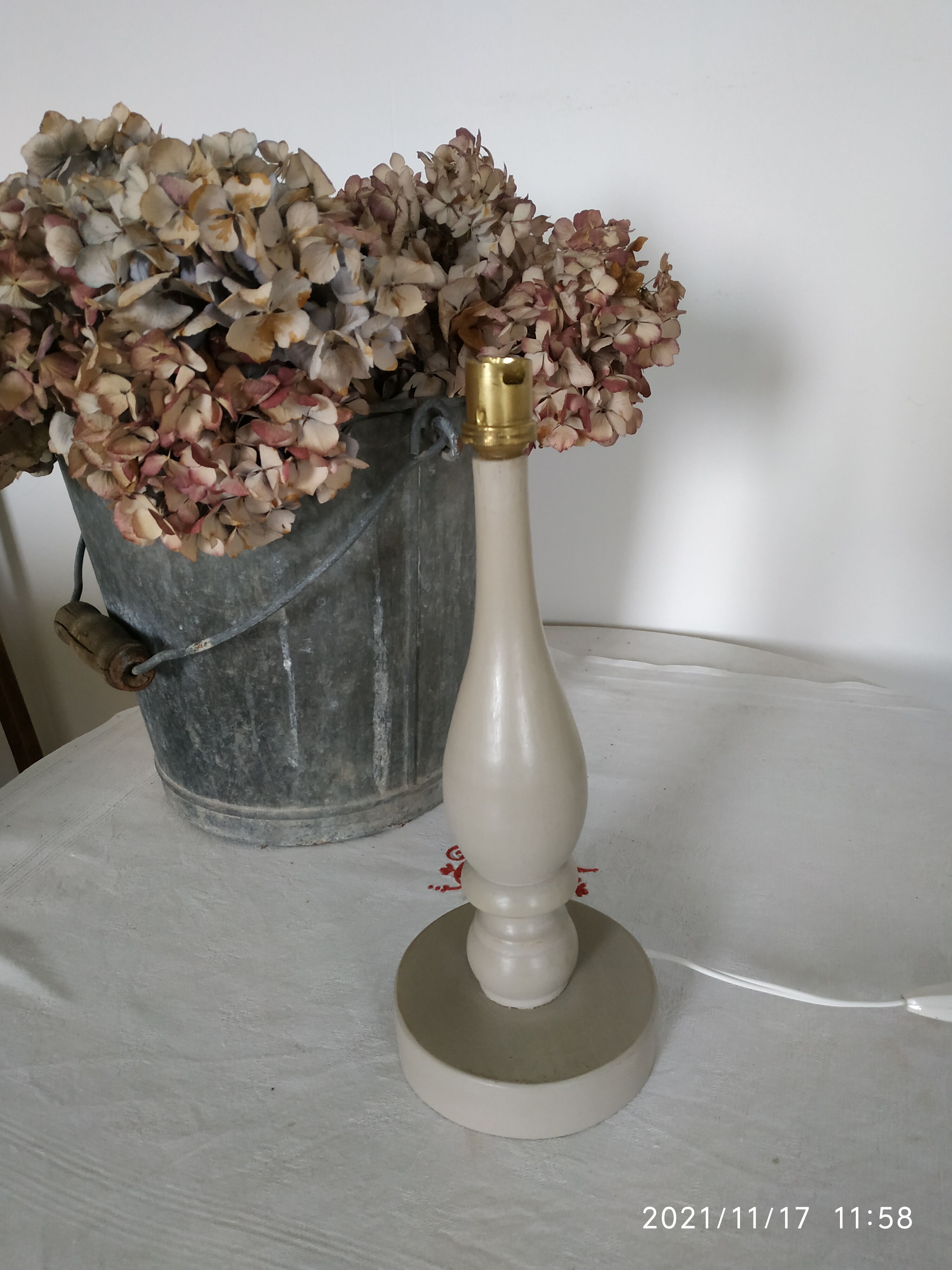 Lamp base