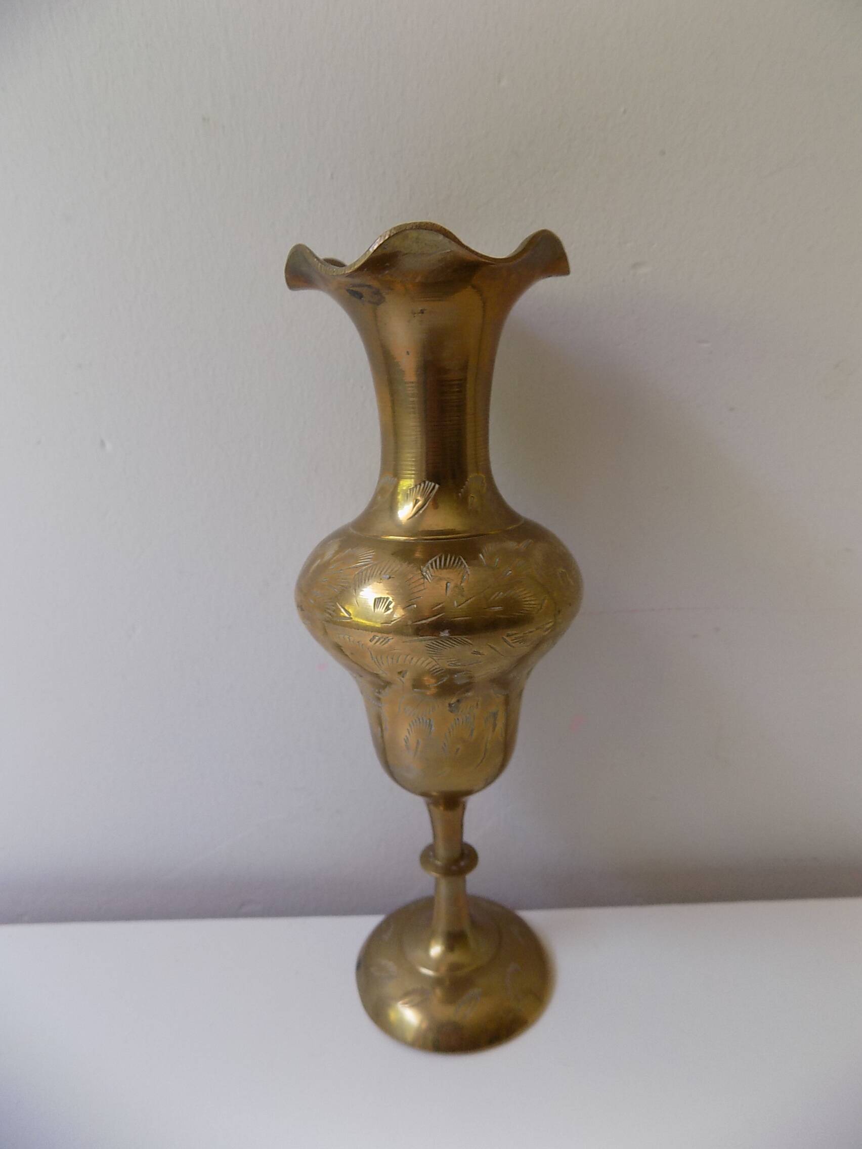 Gilded brass vase with engraved patterns (17 cm)