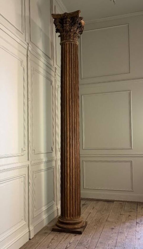 Colonne en chêne sculpté, fût cannelé et chapiteau corinthien, XVIIIème siècle