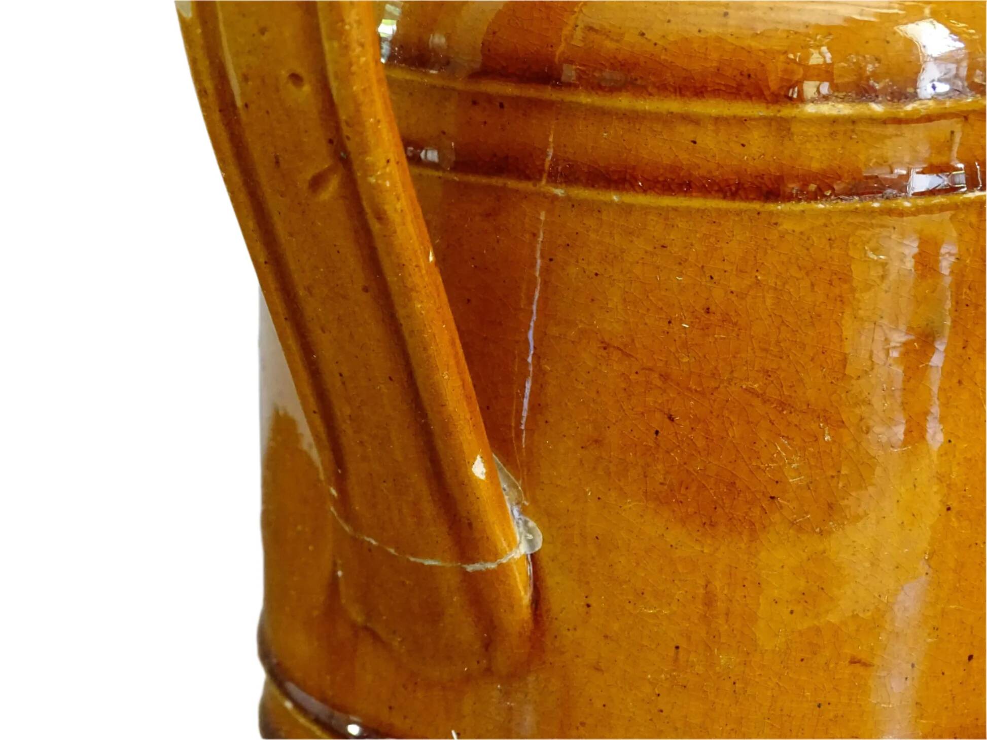 Pichet ancien en faïence française à glaçure orange