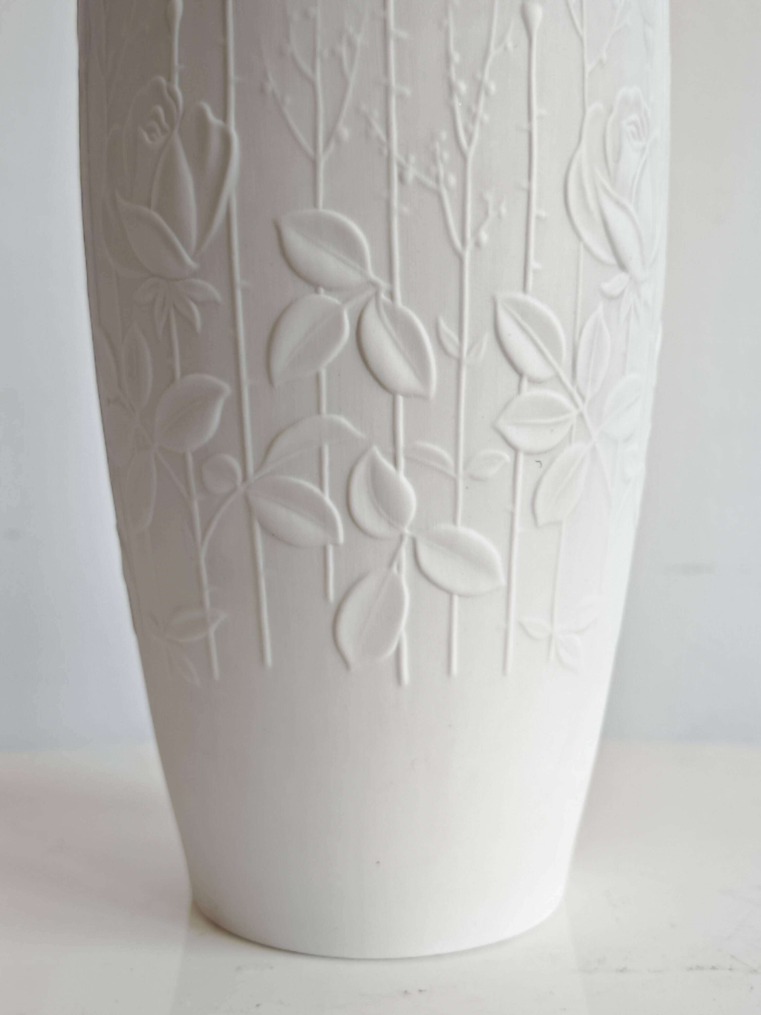 "Rosengarten" vase in biscuit porcelain by Alboth & Kaiser, mid-century.