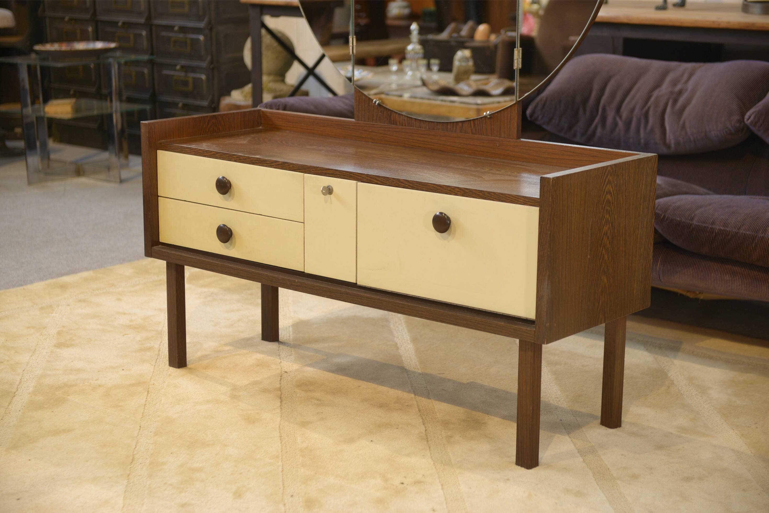 Wenge hairdresser from the 1990s