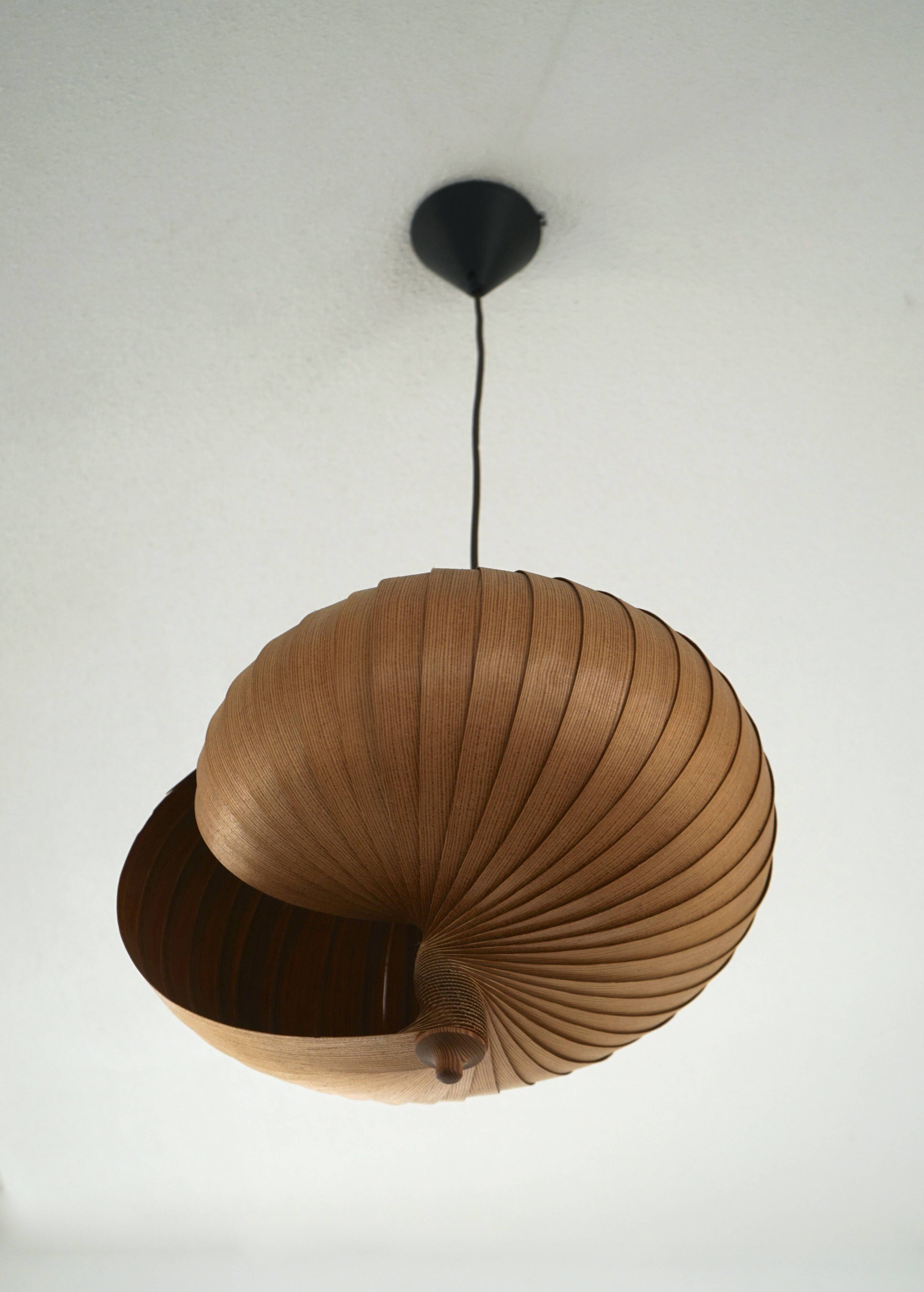 Lampe de plafond Nautilus en bois attribuée à Hans Agne Jakobsson, années 1960.