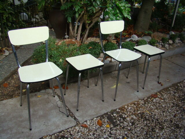 Lot of two chairs and two stools in formica