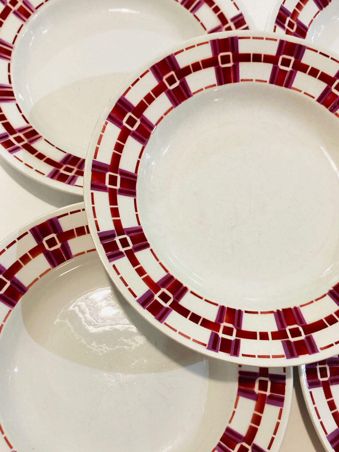 5 hollow plates in burgundy and red earthenware Stuart mill ds loups