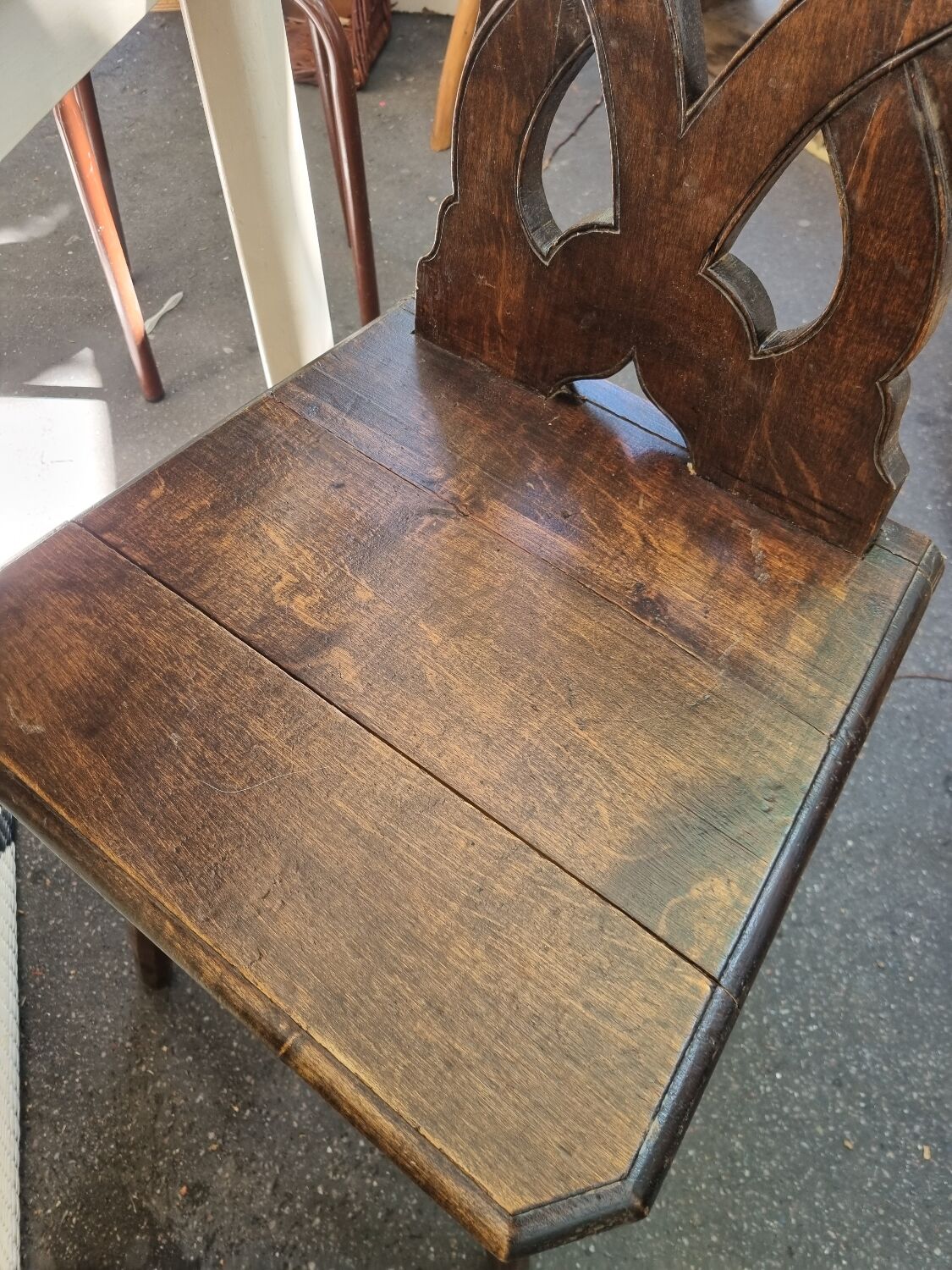 Chaise en bois sculpté
