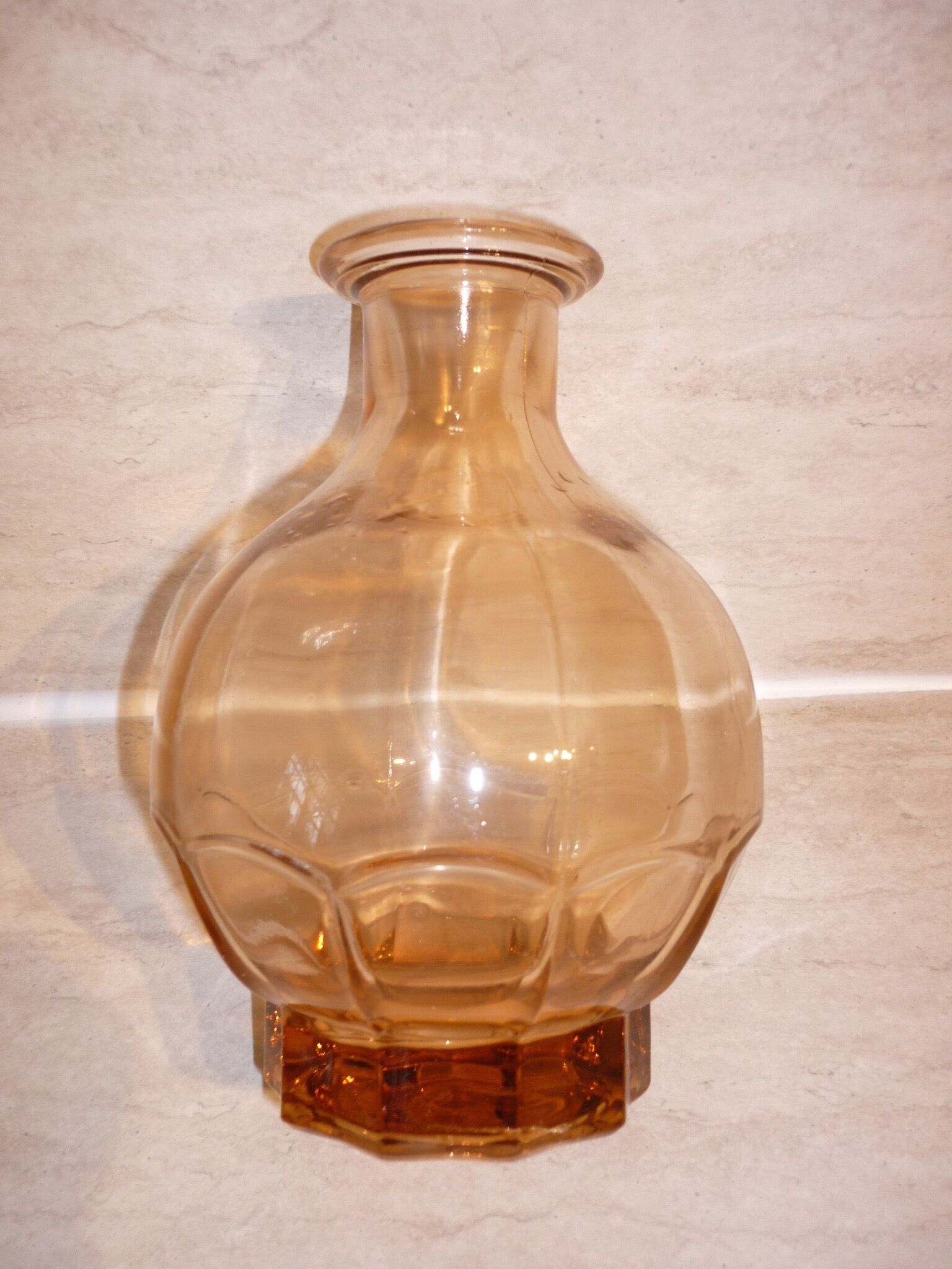 Carafe art-deco pink molded glass