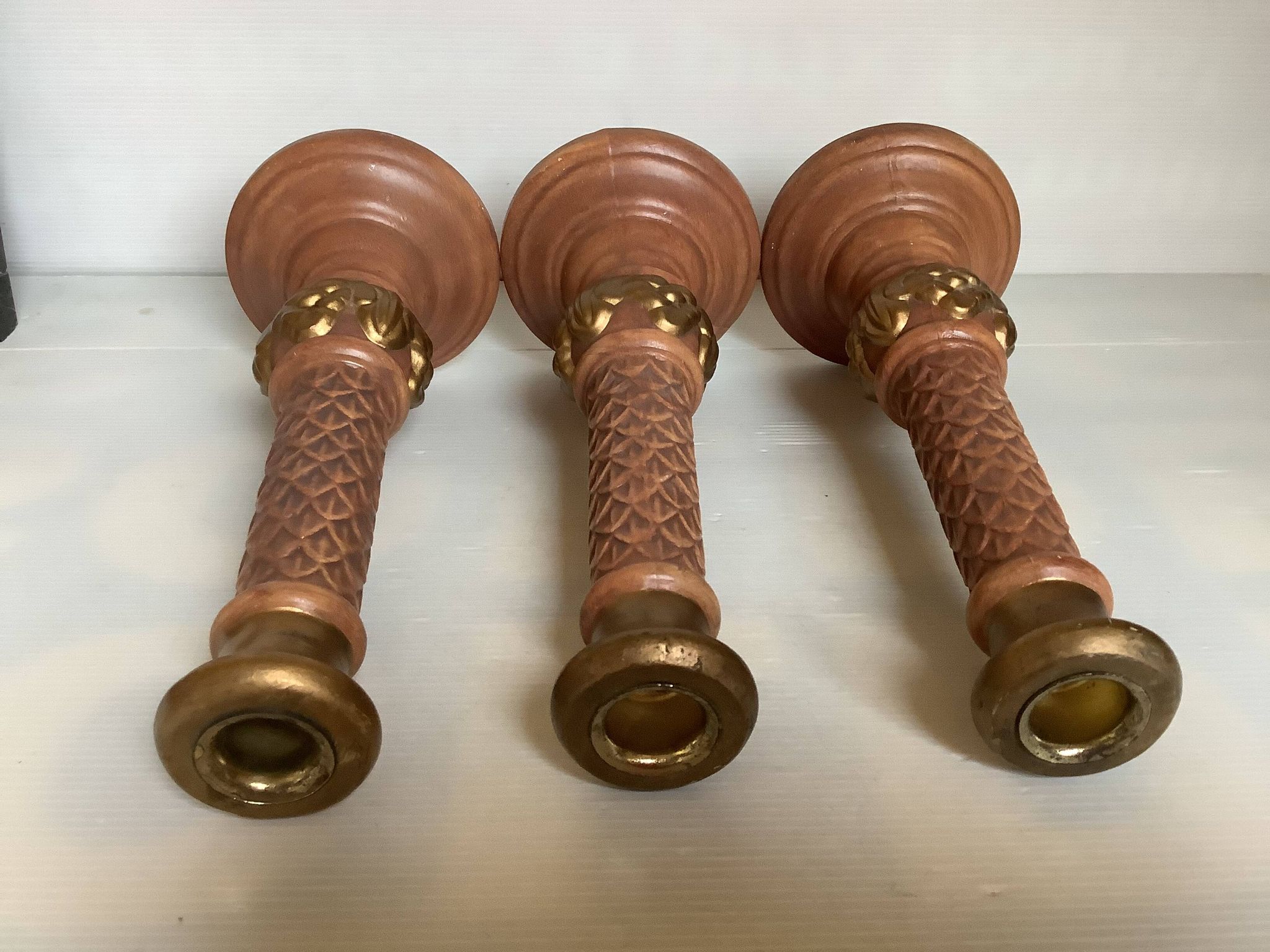 Trio de grands bougeoirs marron et doré