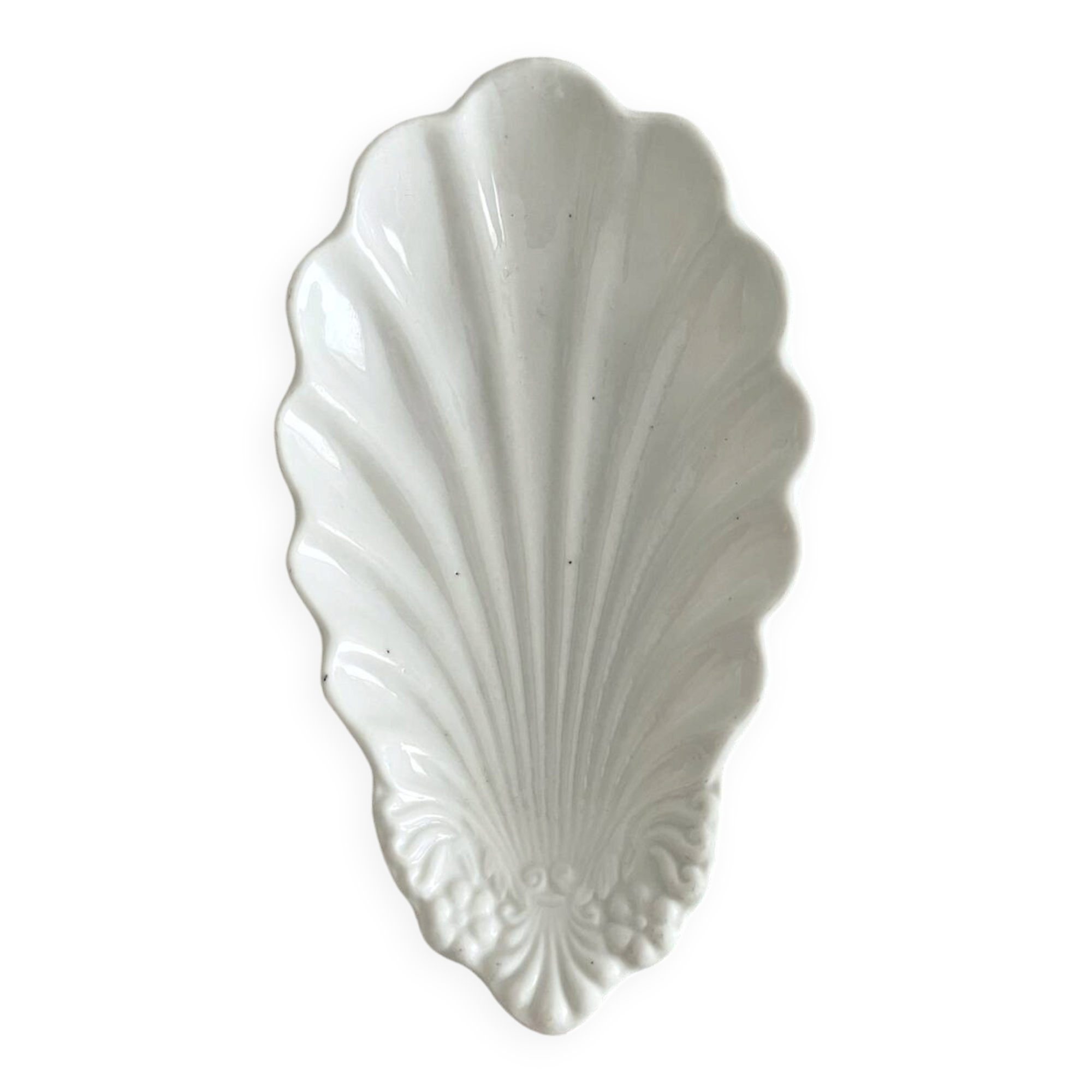 Ravier shell-shaped ramekin in antique porcelain