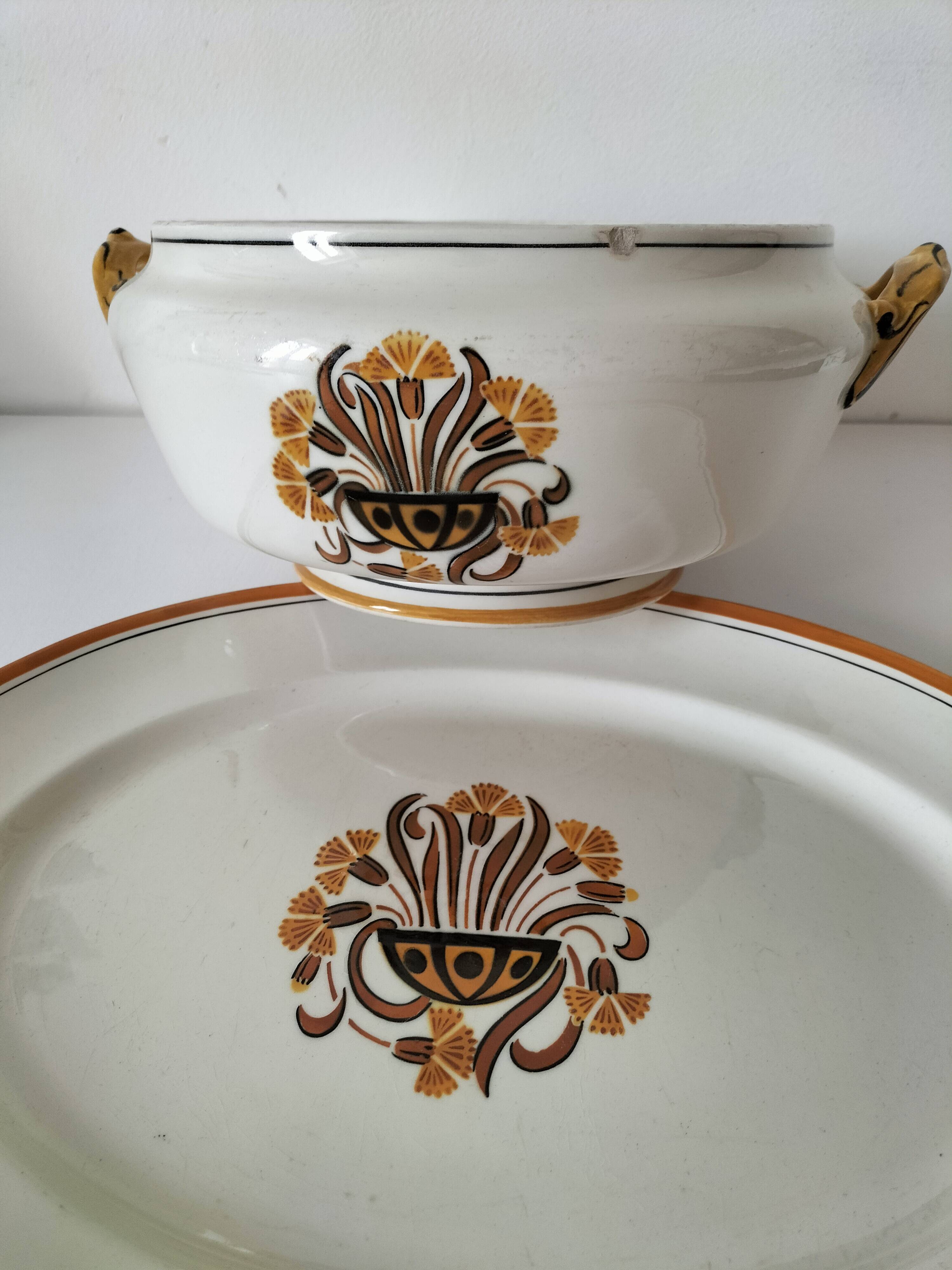 Pair of earthenware plates from Creil and Montereau, decorated with carnations, 1876-1920
