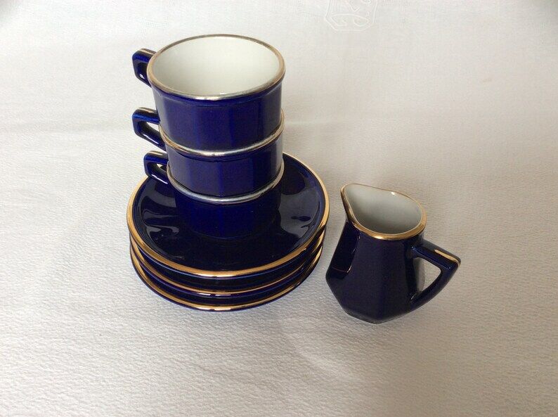 Lot de 3 tasses, soucoupes et d'un pot à lait bleues marine en porcelaine Delaunay