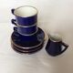 Lot de 3 tasses, soucoupes et d'un pot à lait bleues marine en porcelaine Delaunay