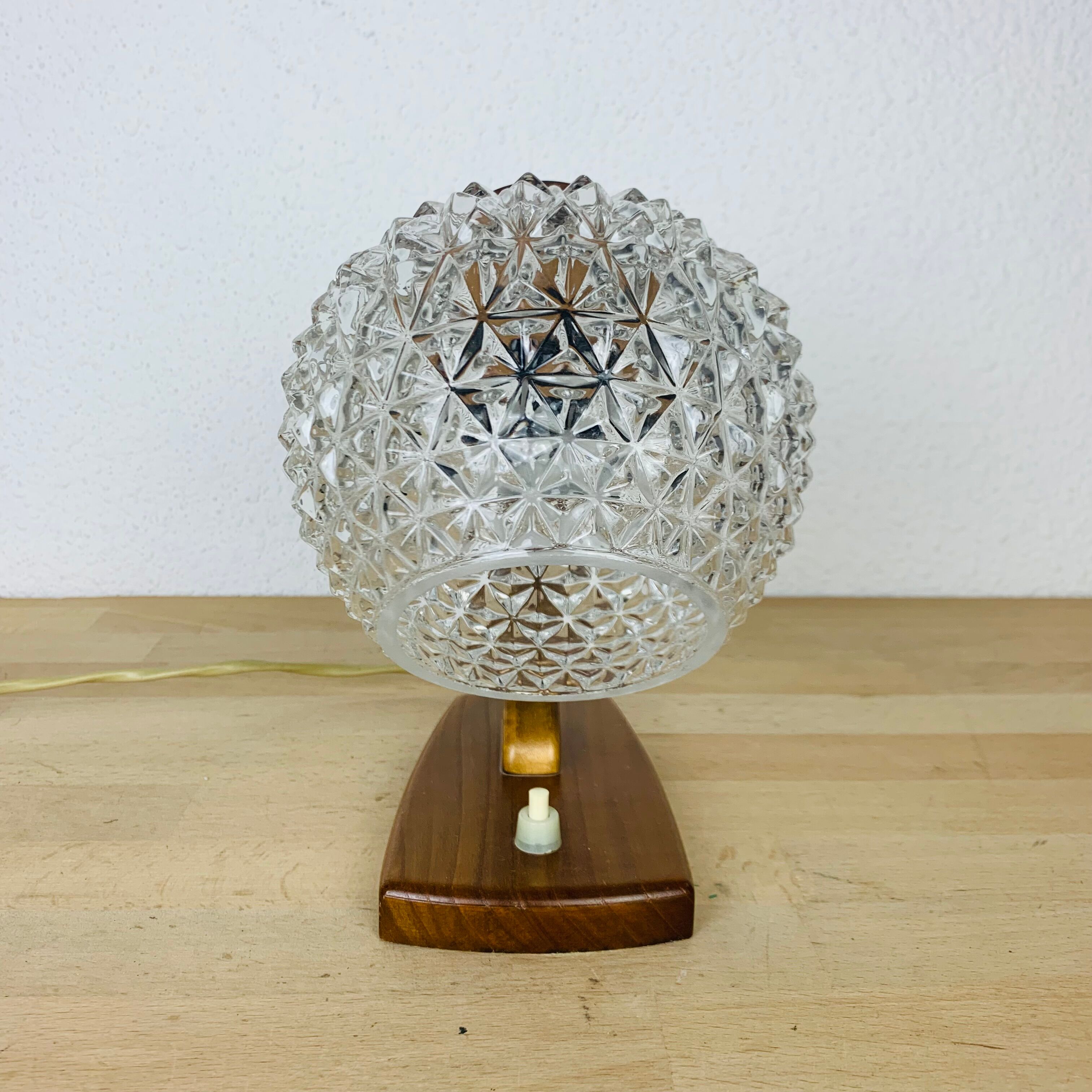 Lampe scandinave arc bois courbé globe verre ciselé