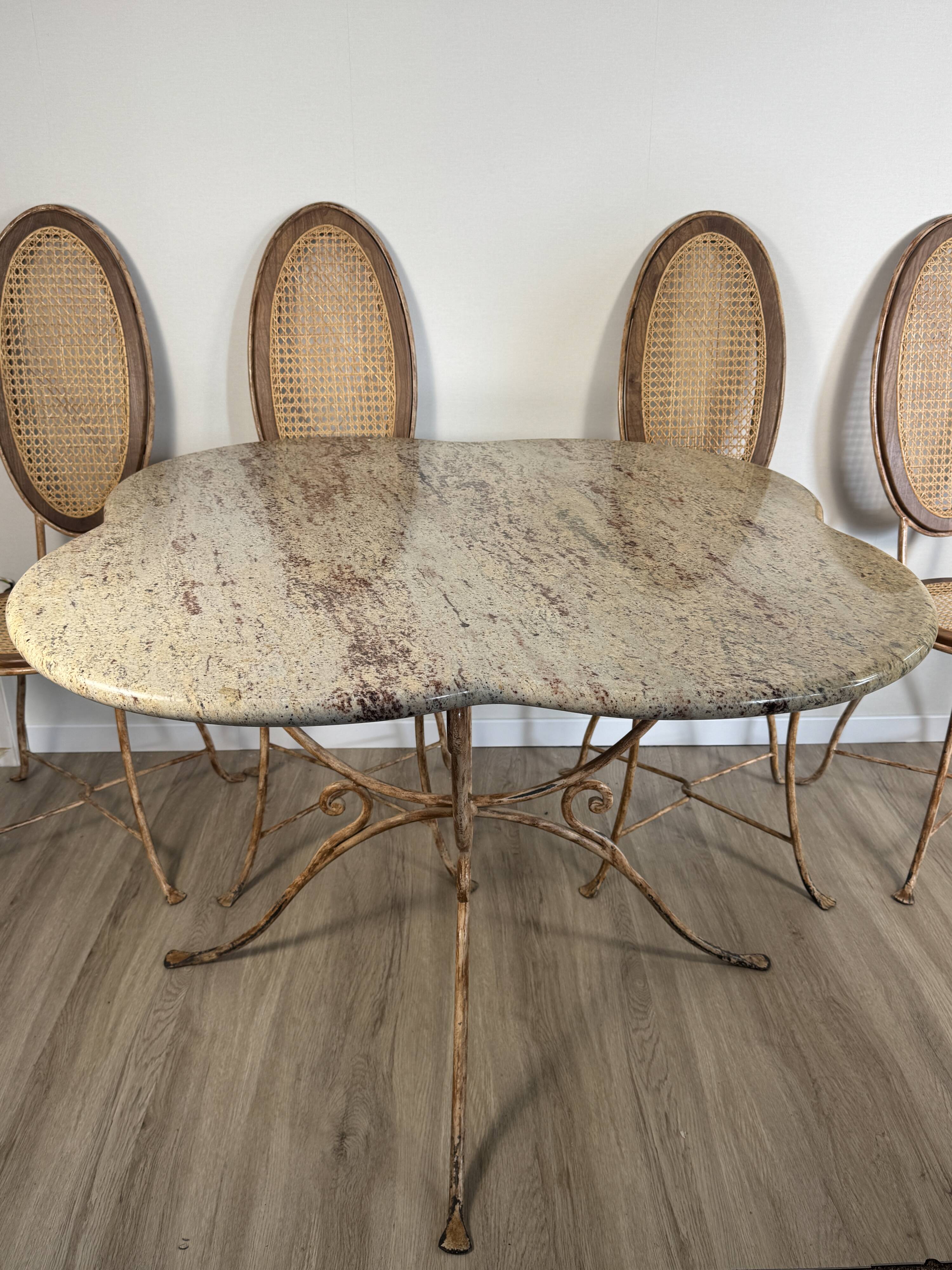 Ensemble table + 4 chaises fer forgé patiné, plateau granit Kashmir, cannag