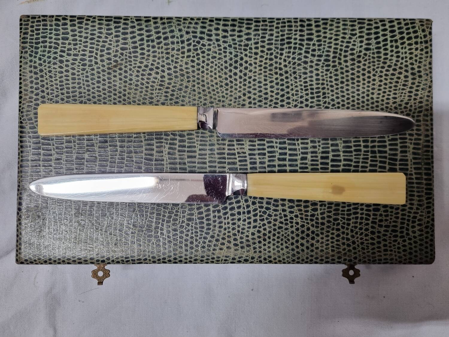 12 bakelite meat knives, 1970