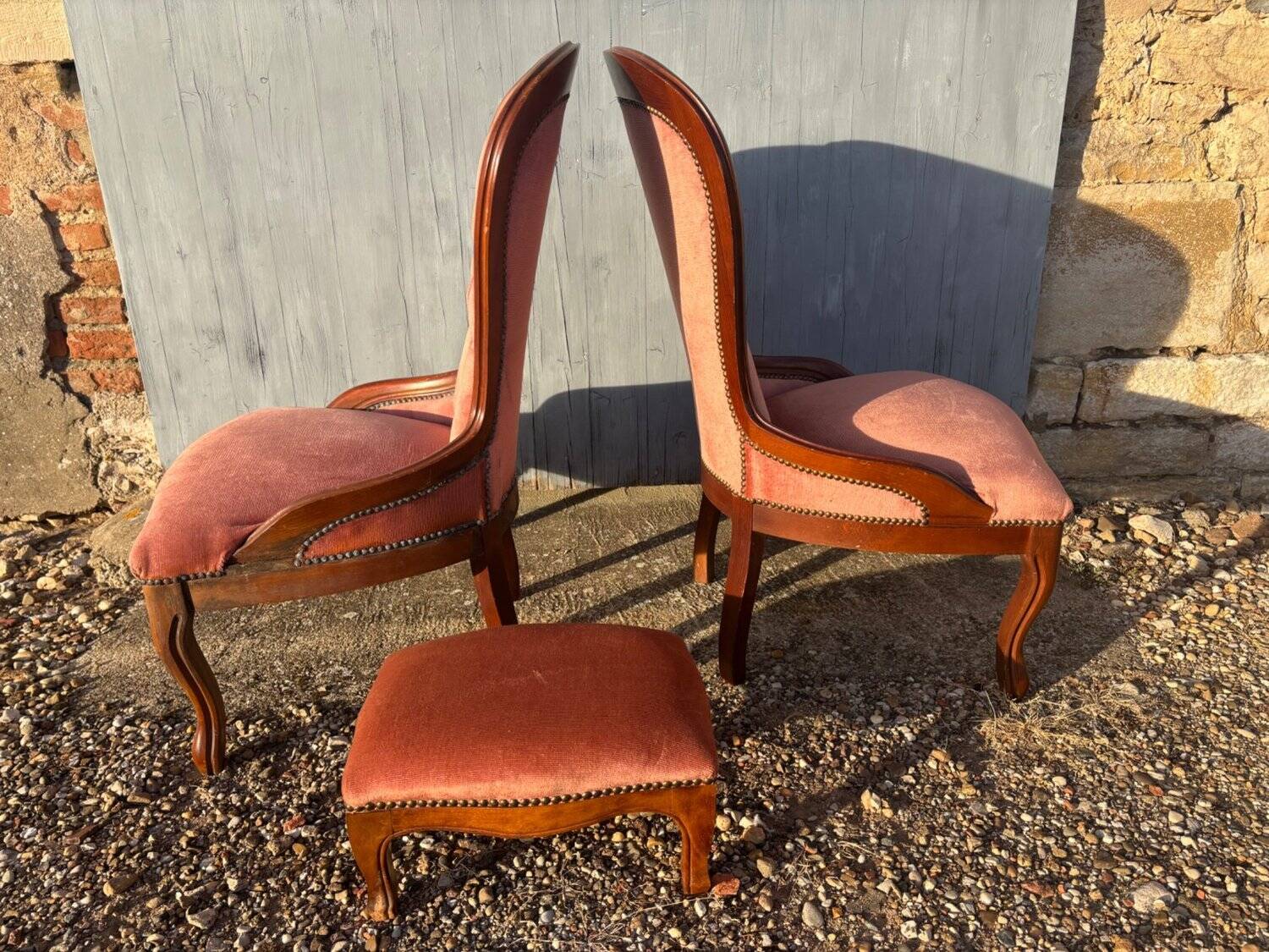 Paire de chauffeuses & pouf Louis-Philippe velours rose, XIXe